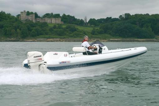 photo essai bateau pneumatique : 715 Revenger