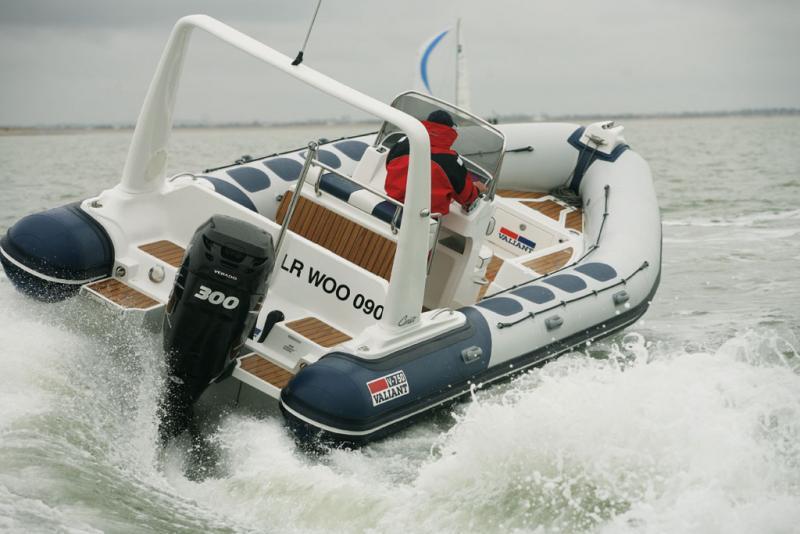 photo essai bateau pneumatique : V 750 Cruiser  Valiant