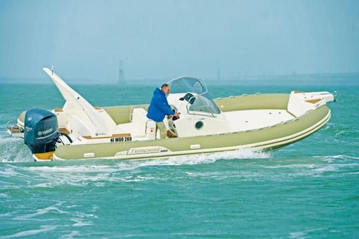 photo essai bateau pneumatique : Tempest 850 Open Capelli