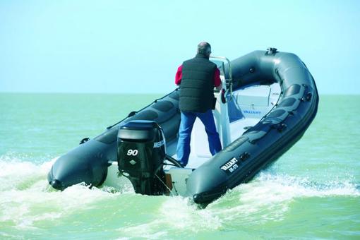 photo essai bateau pneumatique : DR 570  Valiant