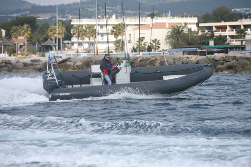 photo essai bateau pneumatique : 20 Phantom Oversea