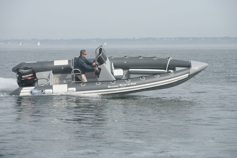 photo essai bateau pneumatique : 700 RSR Falcon