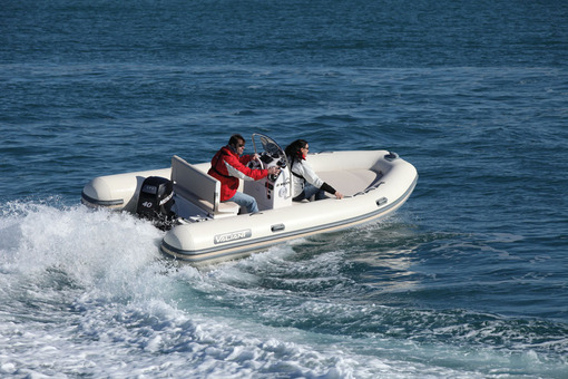 photo essai bateau pneumatique : 500 Classic  Valiant