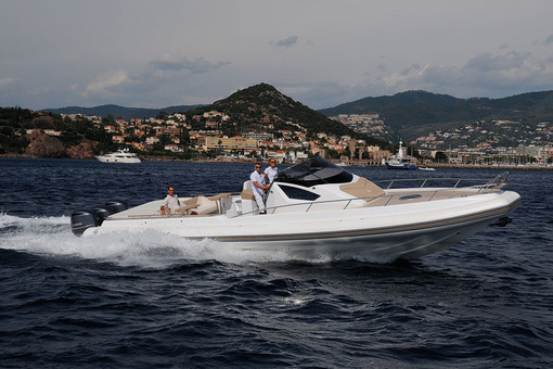 photo essai bateau pneumatique : Tempest 44 Capelli