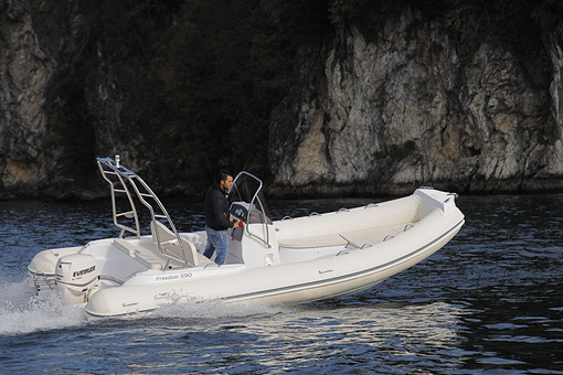 photo essai bateau pneumatique : Freedom 590 Nuova Jolly