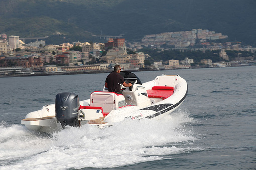 photo essai bateau pneumatique : Adrenalina 7,5 Lomac