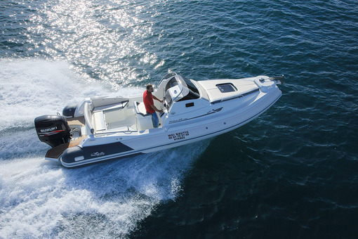 photo essai bateau pneumatique : Prince 24 (23) Cabin Nuova Jolly