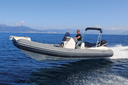 photo essai bateau pneumatique : Elegance 7 Black Fin