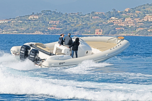 photo essai bateau pneumatique : Elegance 10 Twin Black Fin