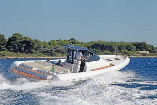 photo essai bateau pneumatique : MX-13 Coupé Magazzu