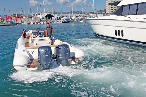 photo essai bateau pneumatique : Joystick Control System YAMAHA