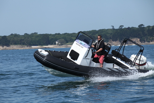 photo essai bateau pneumatique : Navigator 610 J Brig