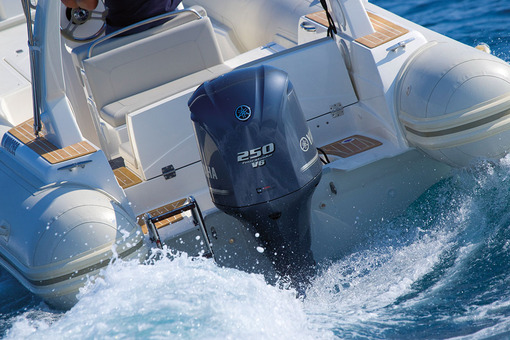 photo essai bateau pneumatique : F 250 NCB YAMAHA