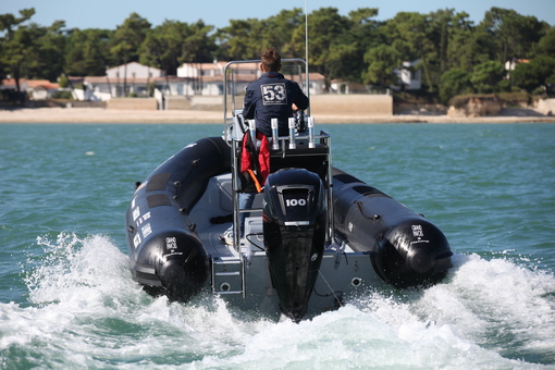 photo essai bateau pneumatique : F 100 EFI MERCURY