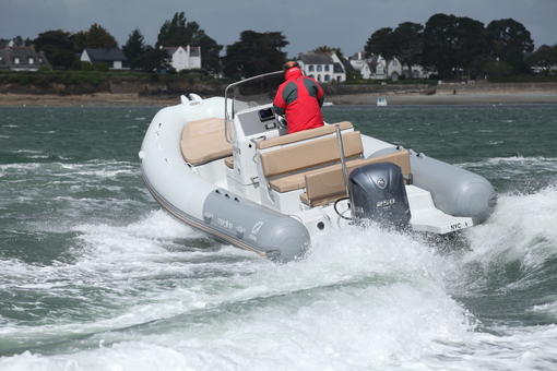 photo essai bateau pneumatique : Medline 740 Zodiac