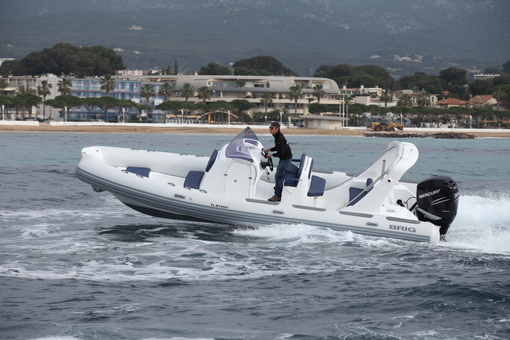 photo essai bateau pneumatique : Eagle 780 Overnight  Brig