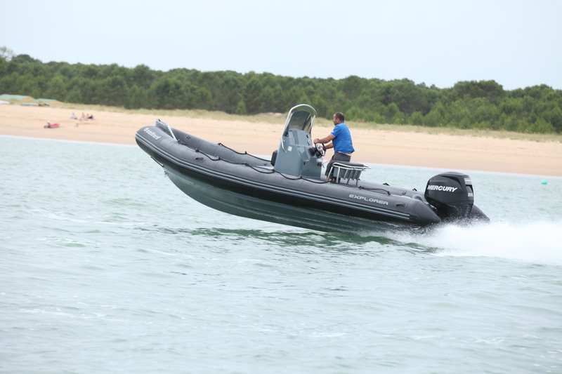 photo essai bateau pneumatique : Explorer 690  Bombard