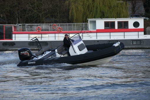 photo essai bateau pneumatique : Navigator 700 NU Brig