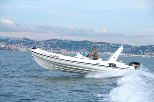 photo essai bateau pneumatique : Flash  750 Alson