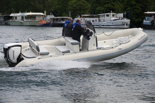 photo essai bateau pneumatique : Sunrider 700 Bombard