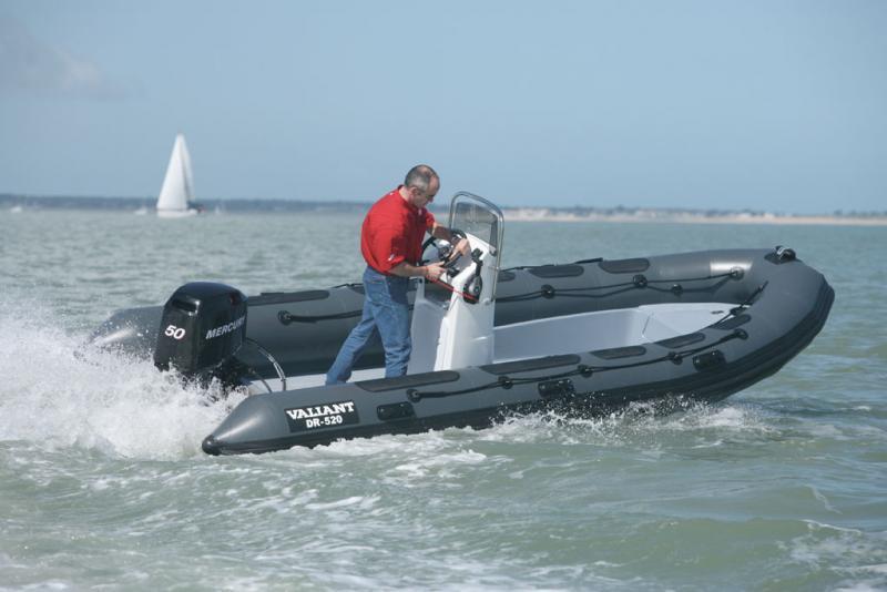 photo essai bateau pneumatique : DR 520  Valiant