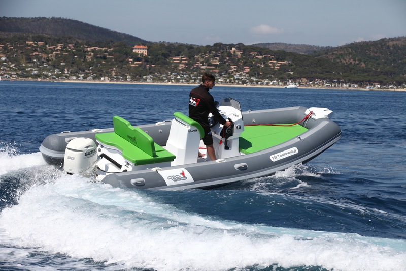 photo essai bateau pneumatique : 18 Technology MV Marine