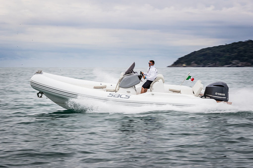 photo essai bateau pneumatique : Strider 700 Sacs