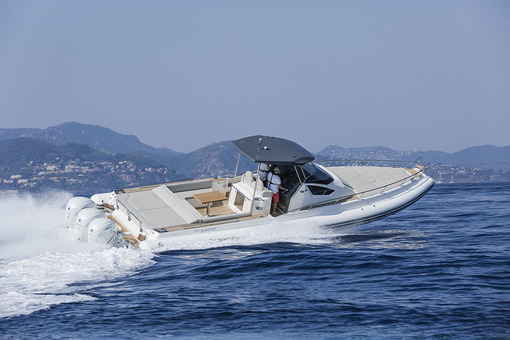 photo essai bateau pneumatique : Tempest 44 Capelli