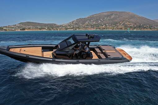 photo essai bateau pneumatique : Venom 44 Open Sterndrive RIBCO