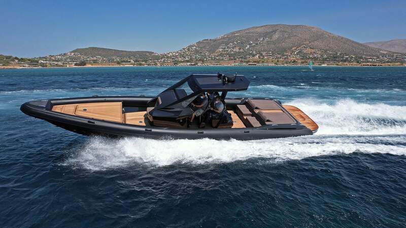 photo essai bateau pneumatique : Venom 44 Open Sterndrive RIBCO