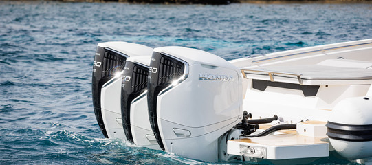 photo essai moteur bateau pneumatique : BF350 HONDA