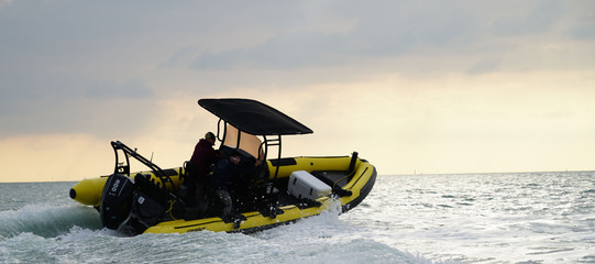 photo essai bateau pneumatique : Waverider 720 Gemini