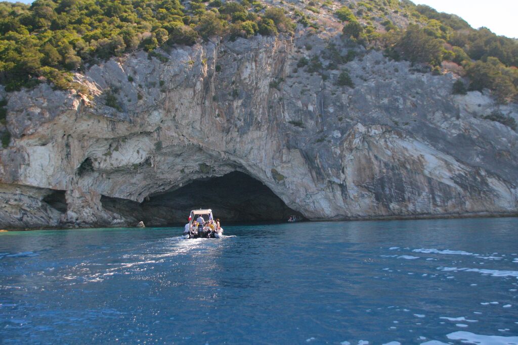 Arrive?e sur la grotte a? Me?ganissi