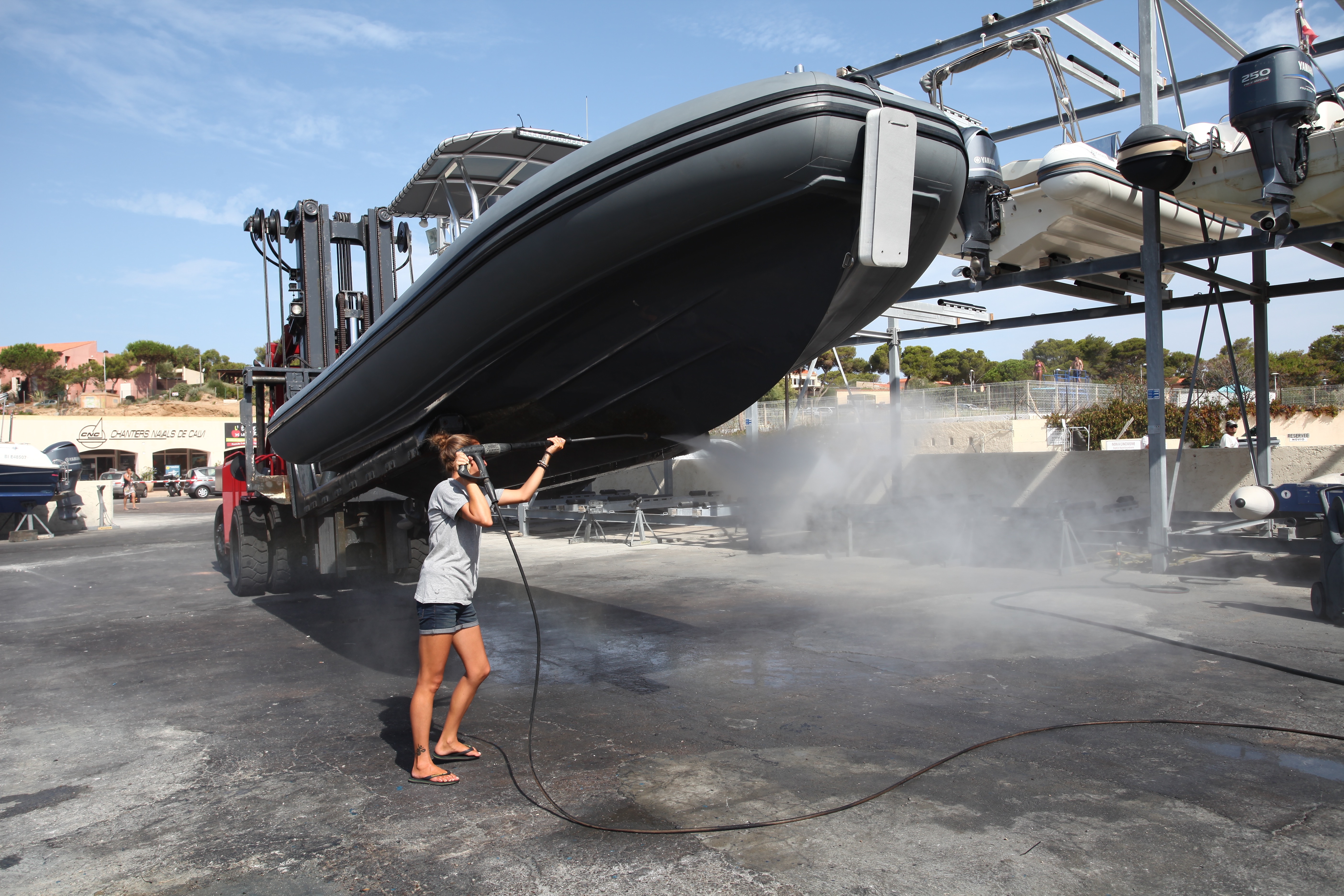 A Sant'Ambroggio, l'impressionnante flotte de Capelli Tempest des Chantiers Navals de Calvi rythme la vie de la marina.