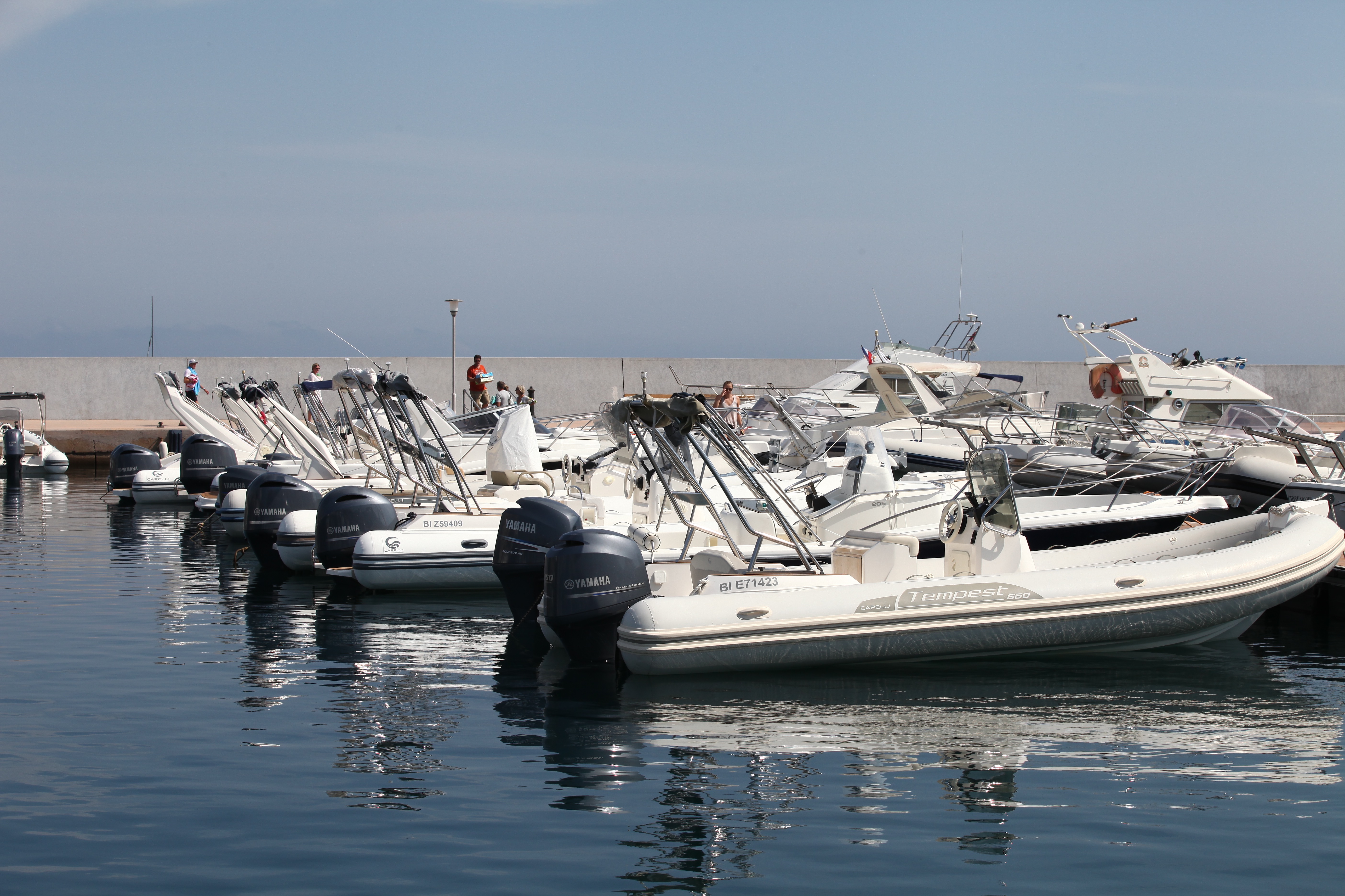 L'un des pontons de location et sa belle brochette de Tempest.