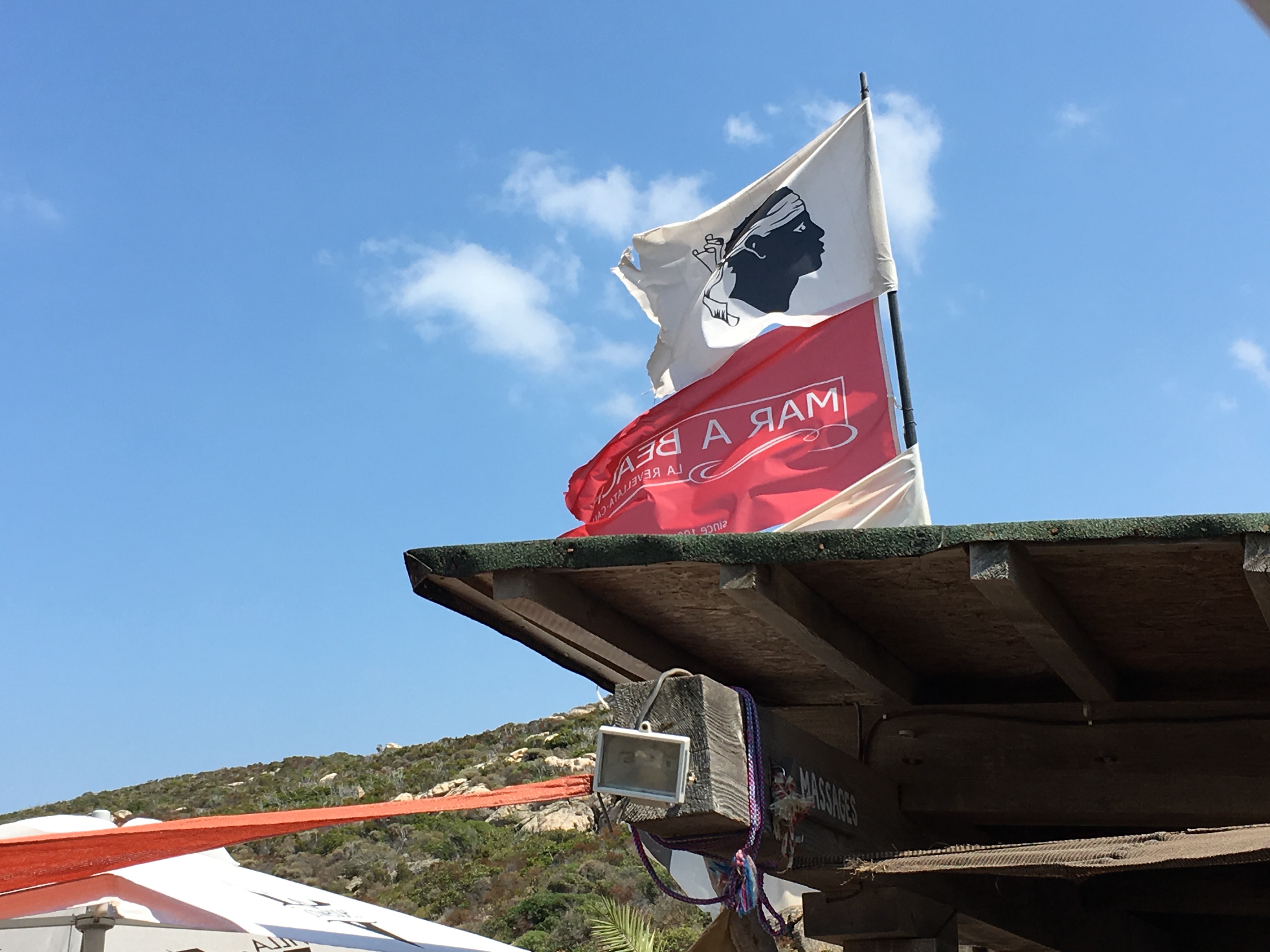 Les étendards du restaurant de plage "Mar a Beach". Cette paillotte est un rendez-vous prisé des plaisanciers de Calvi et de ses environs..