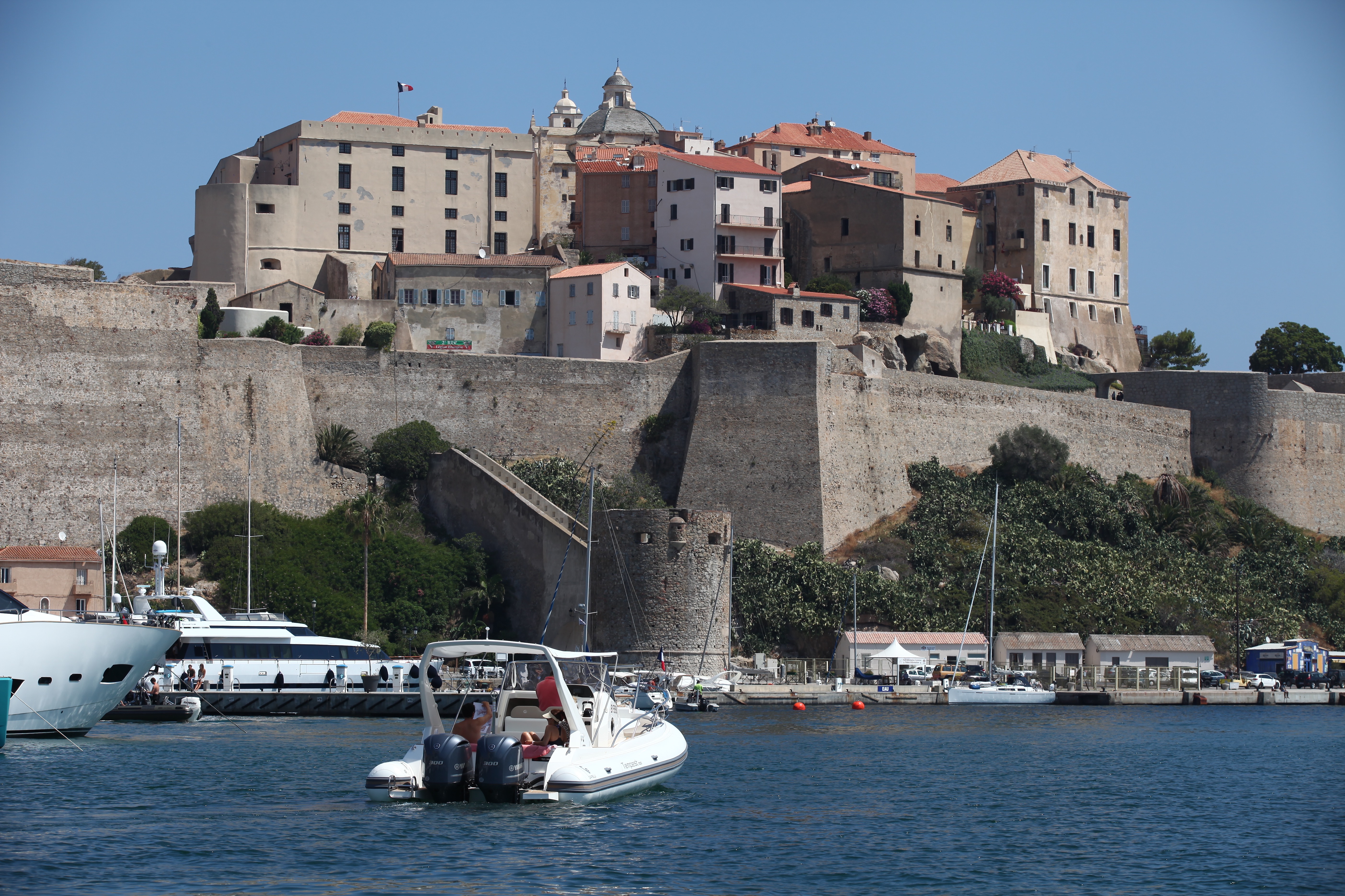 L'imposante Citadelle de Calvi abrite une petite ville intra-muros dont les ruelles débouchent, pour la plupart, sur un point de vue spectaculaire. 