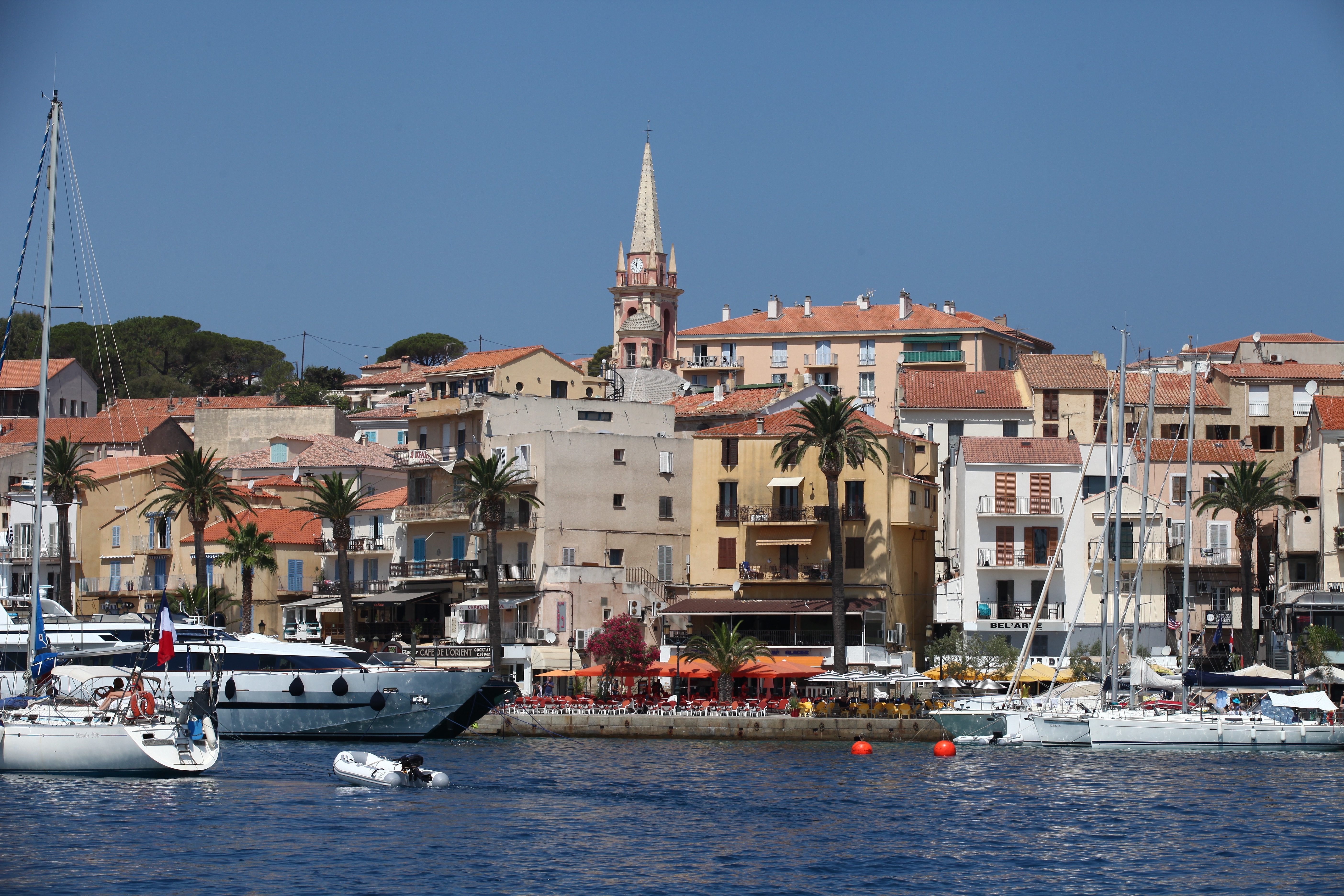 Le port de Calvi possède beaucoup de charme. Les terrasses de bars et de restaurants ne manquent pas !