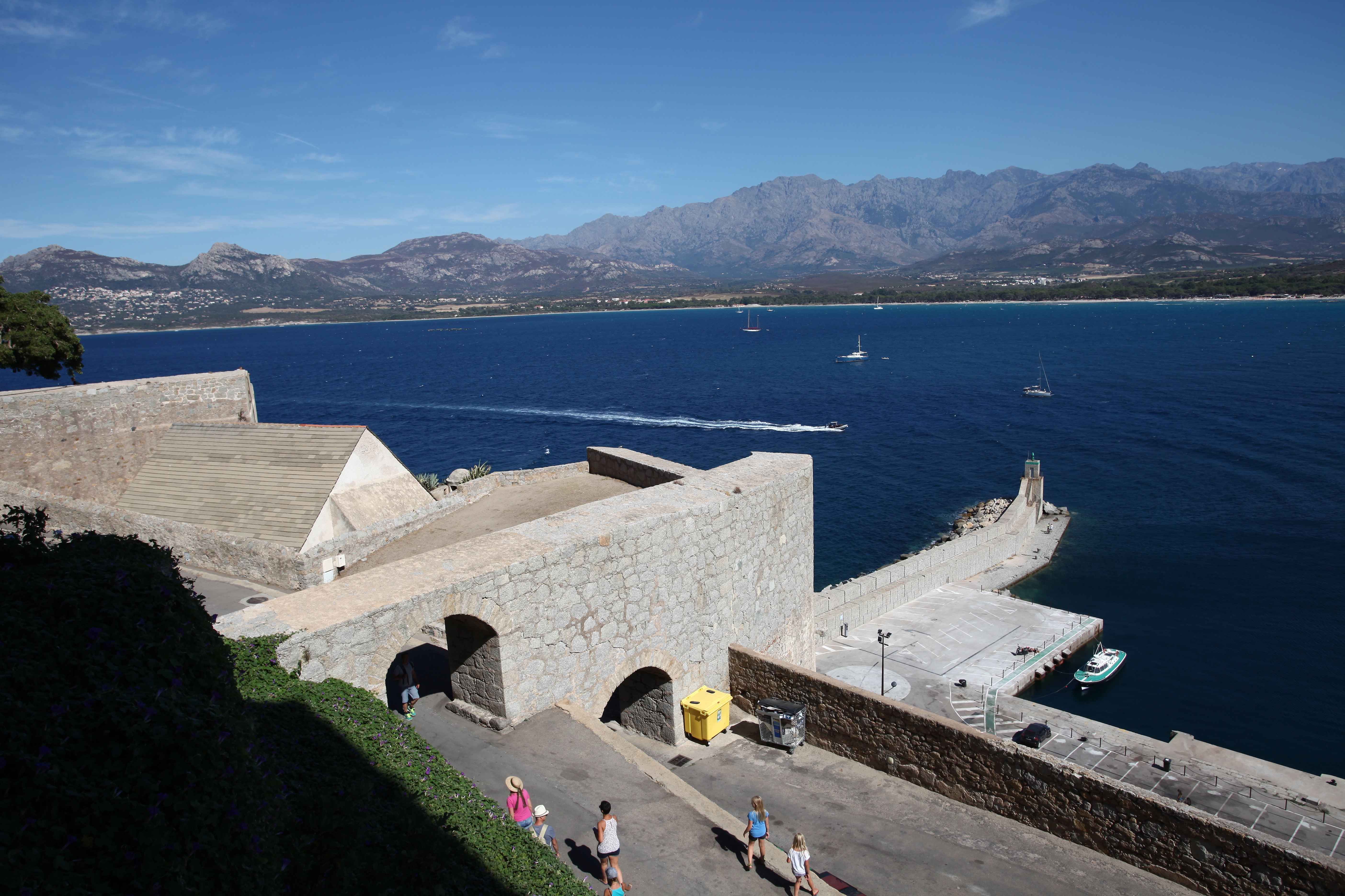 La jetée du port vue de l'un des remparts.