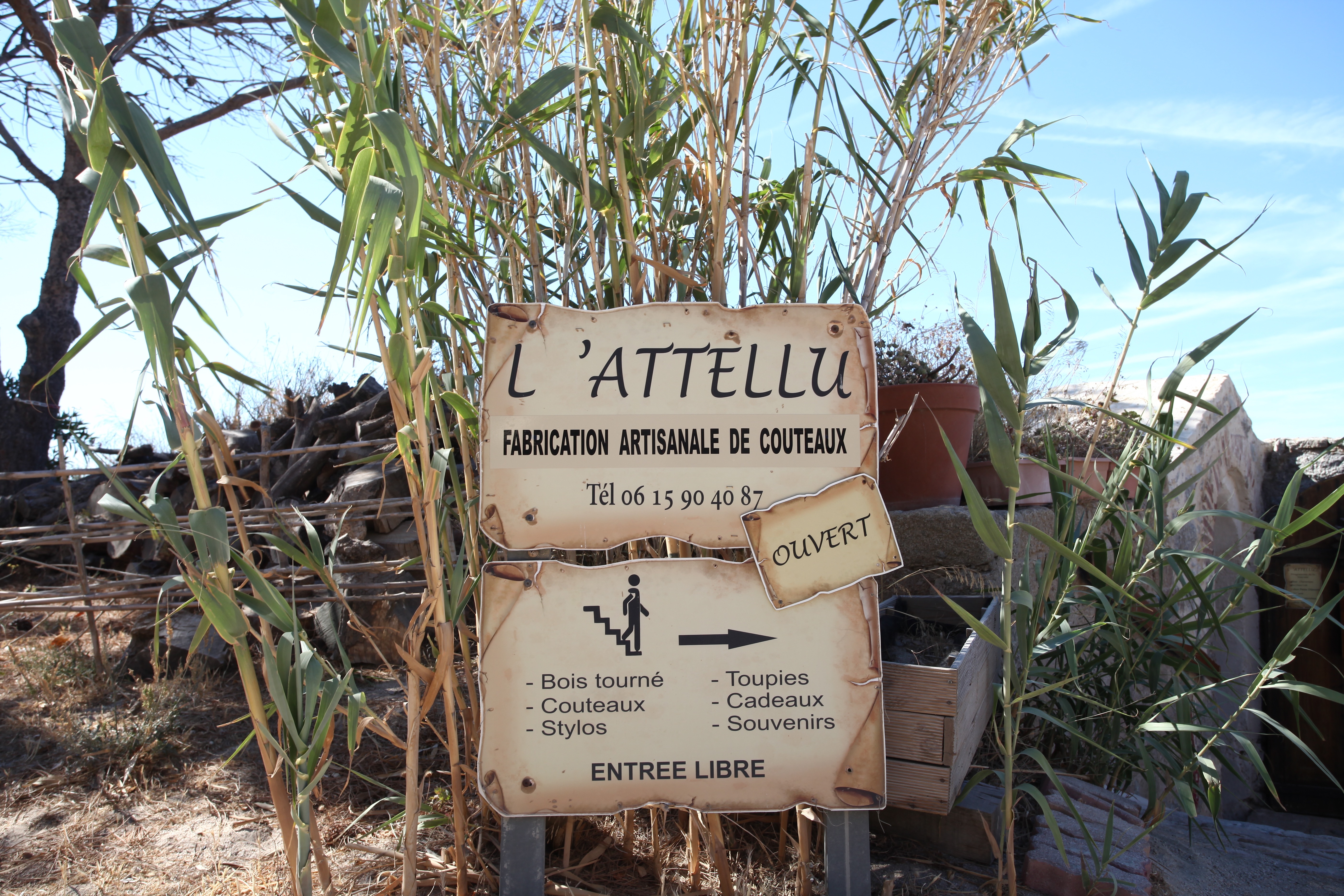 Typique de la Corse artisanale : un atelier de fabrication de couteaux, situé dans la Citadelle.
