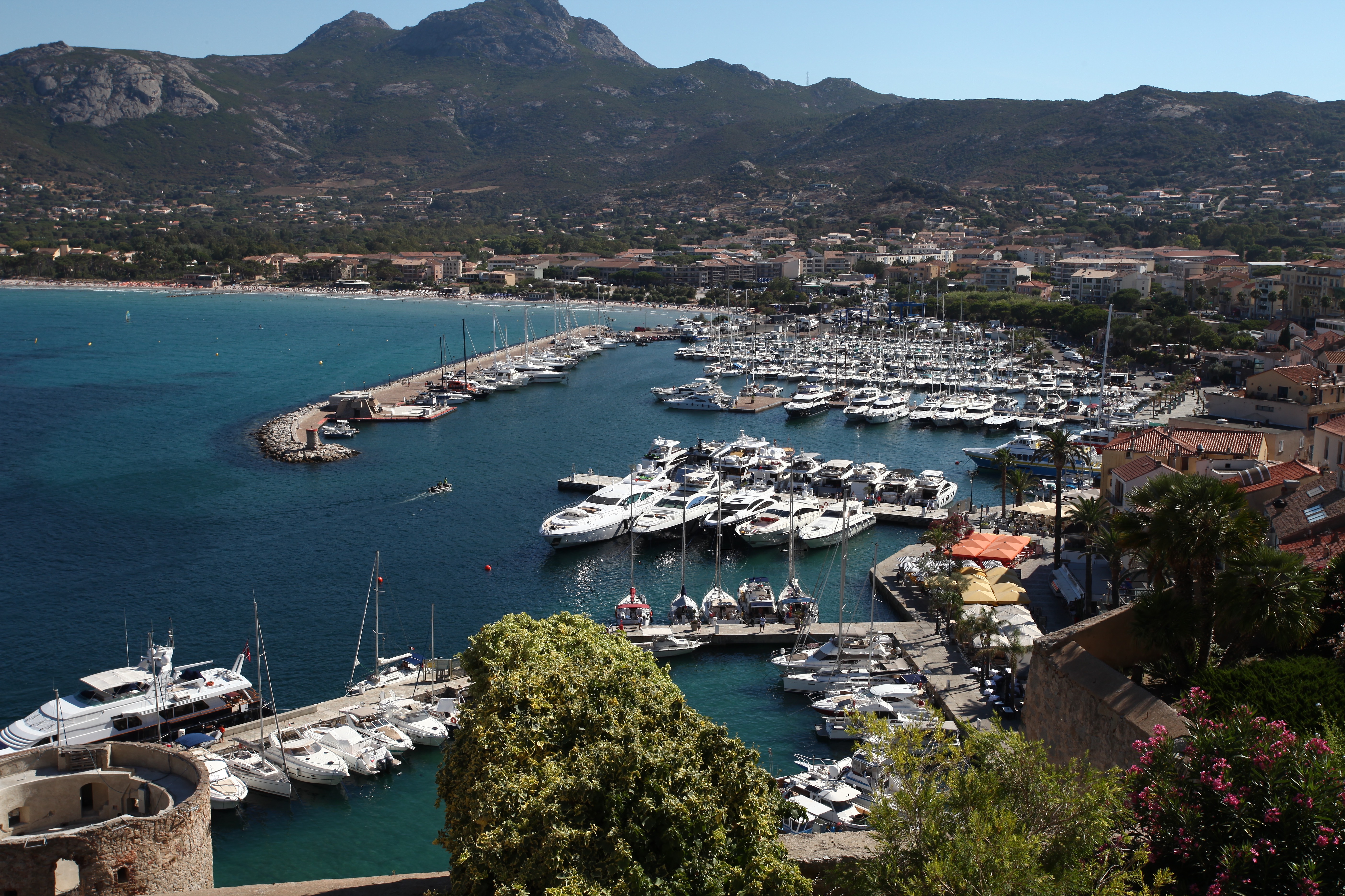Le port de Calvi, vu de la Citadelle.