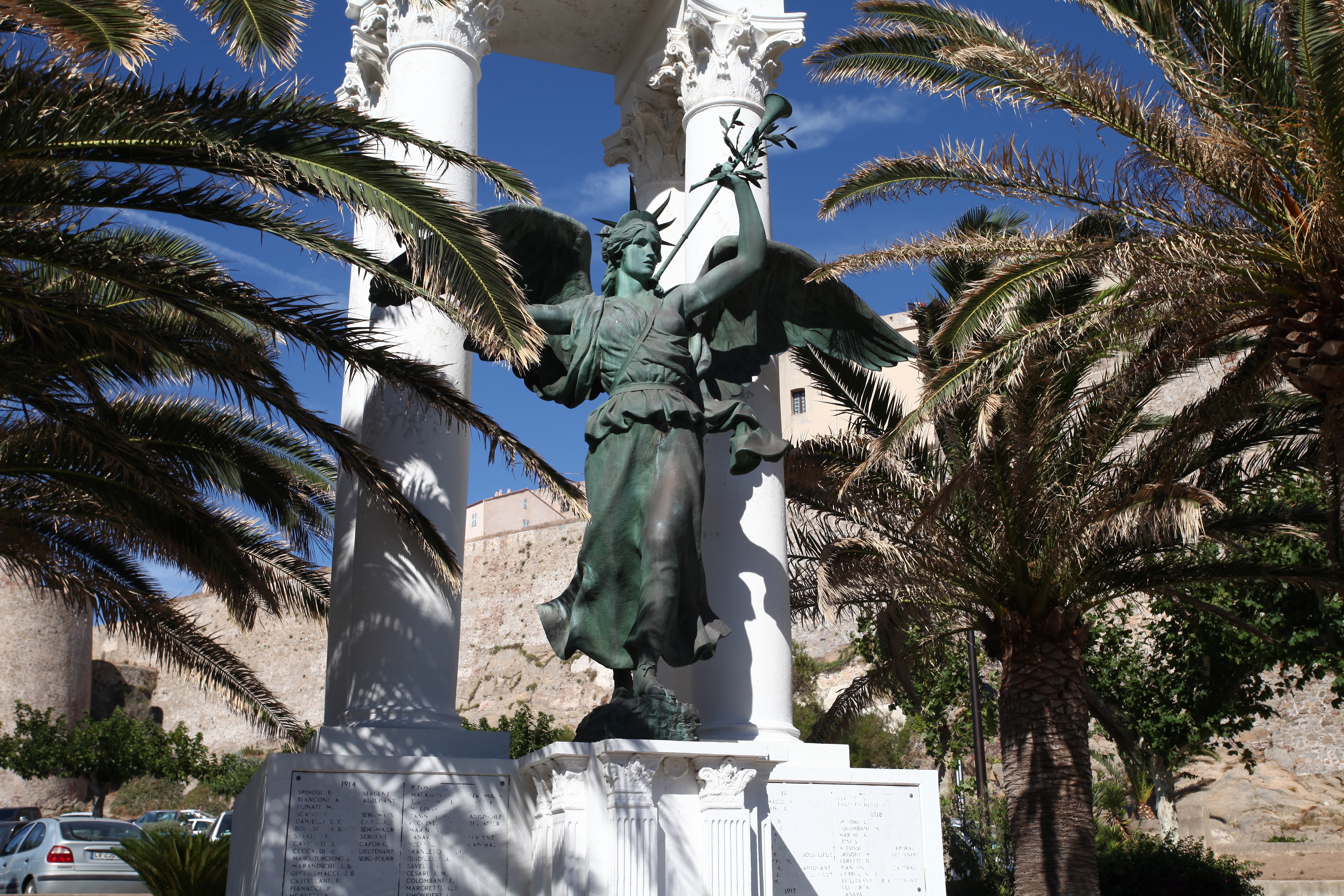 Au pied de la Citadelle, le monument aux morts avec sa Victoire ailée et ses colonnes de style corinthien. 