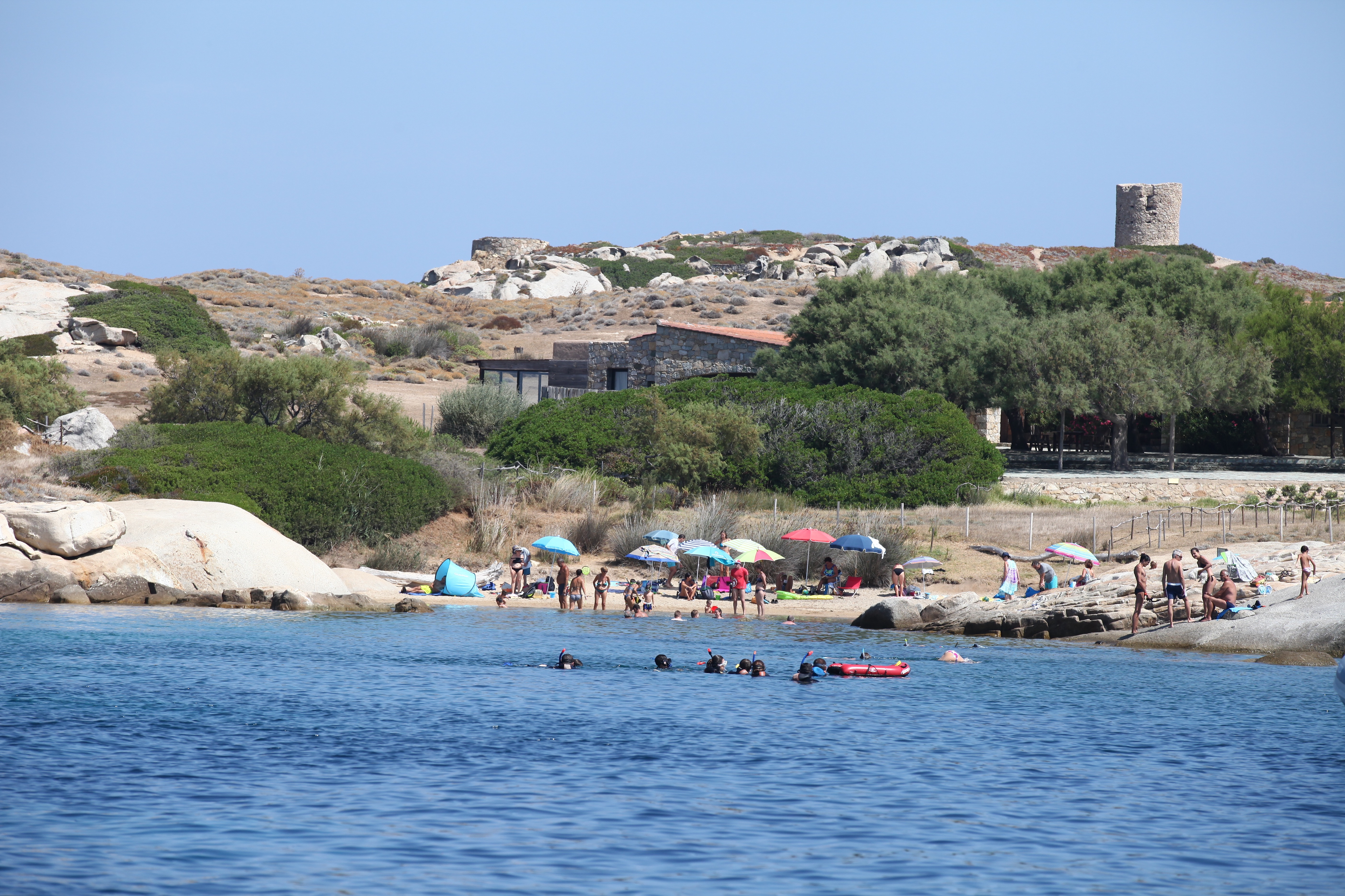 La petite plage d'Agajo s'est frayé une place entre les grands rochers aux formes douces.