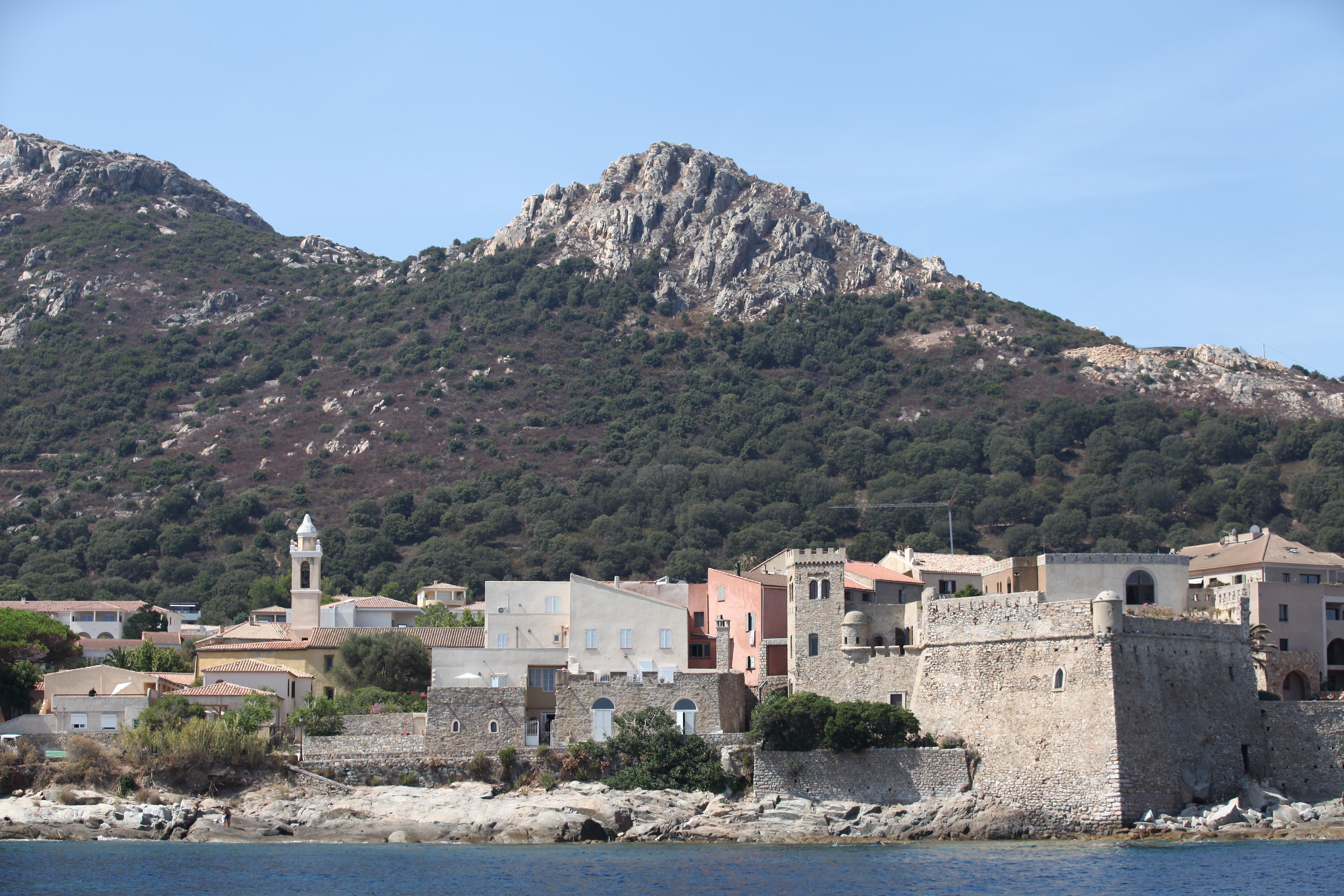 La Citadelle d'Algajola est nettement plus modeste que celle de Calvi mais, son rempart en forme d'étrave est impressionnante. 