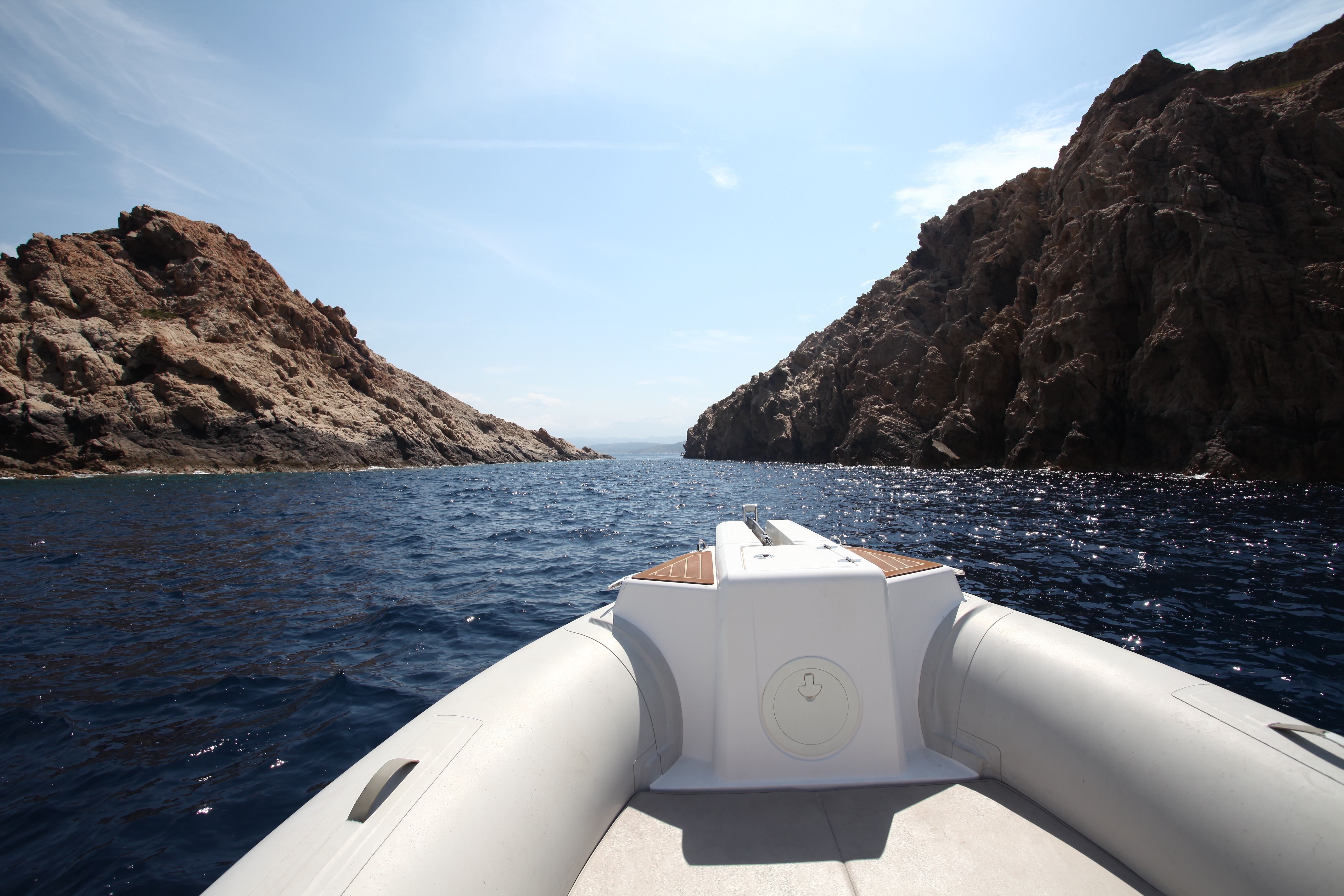 L'arrivée à Ile Rousse, lorsqu'on vient de l'ouest, peut se faire en passant entre les deux gros massifs rocheux.