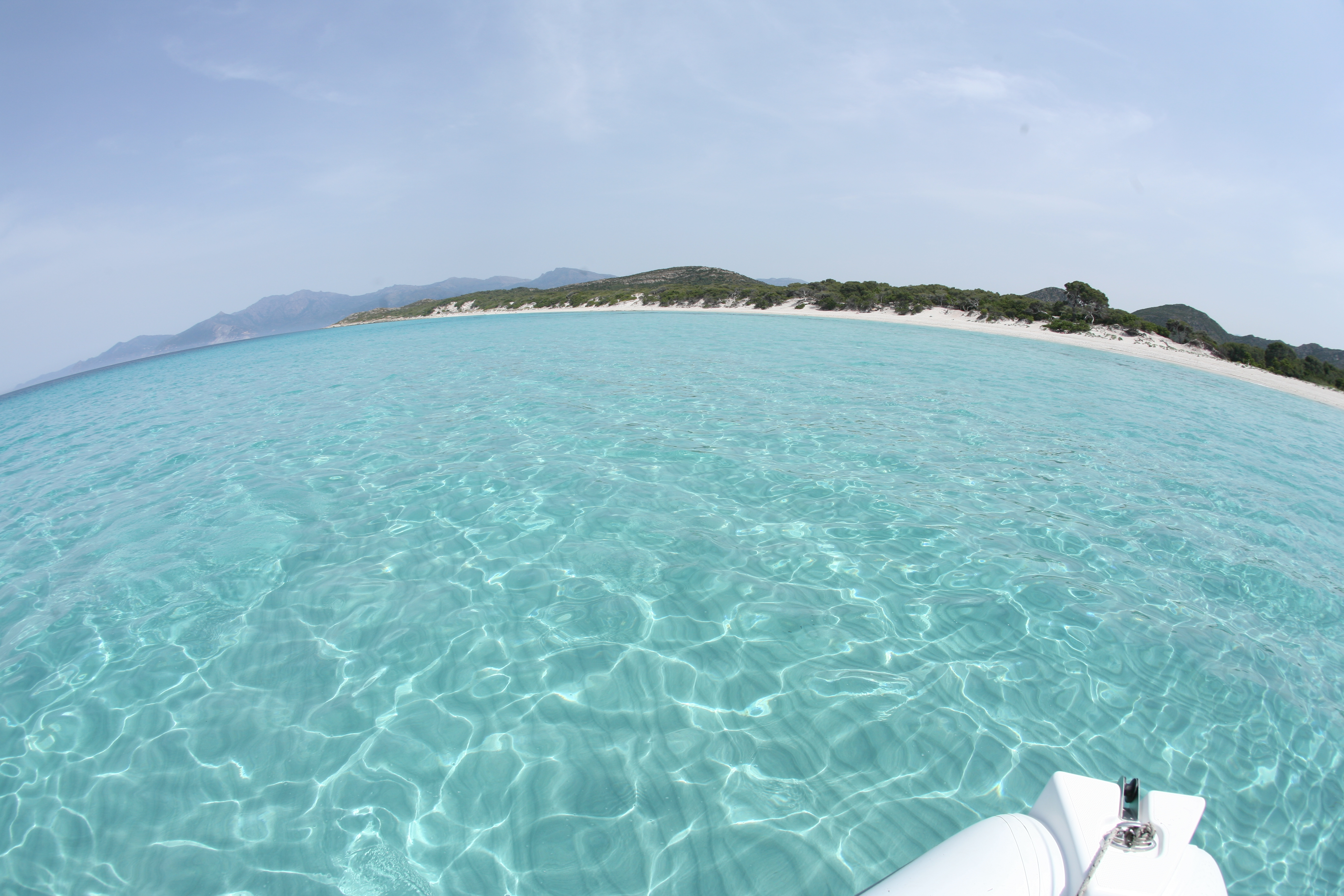 L'un des temps forts de cette navigation : l'arrivée sur la plage de Saleccia, la "star" du désert des Agriates.