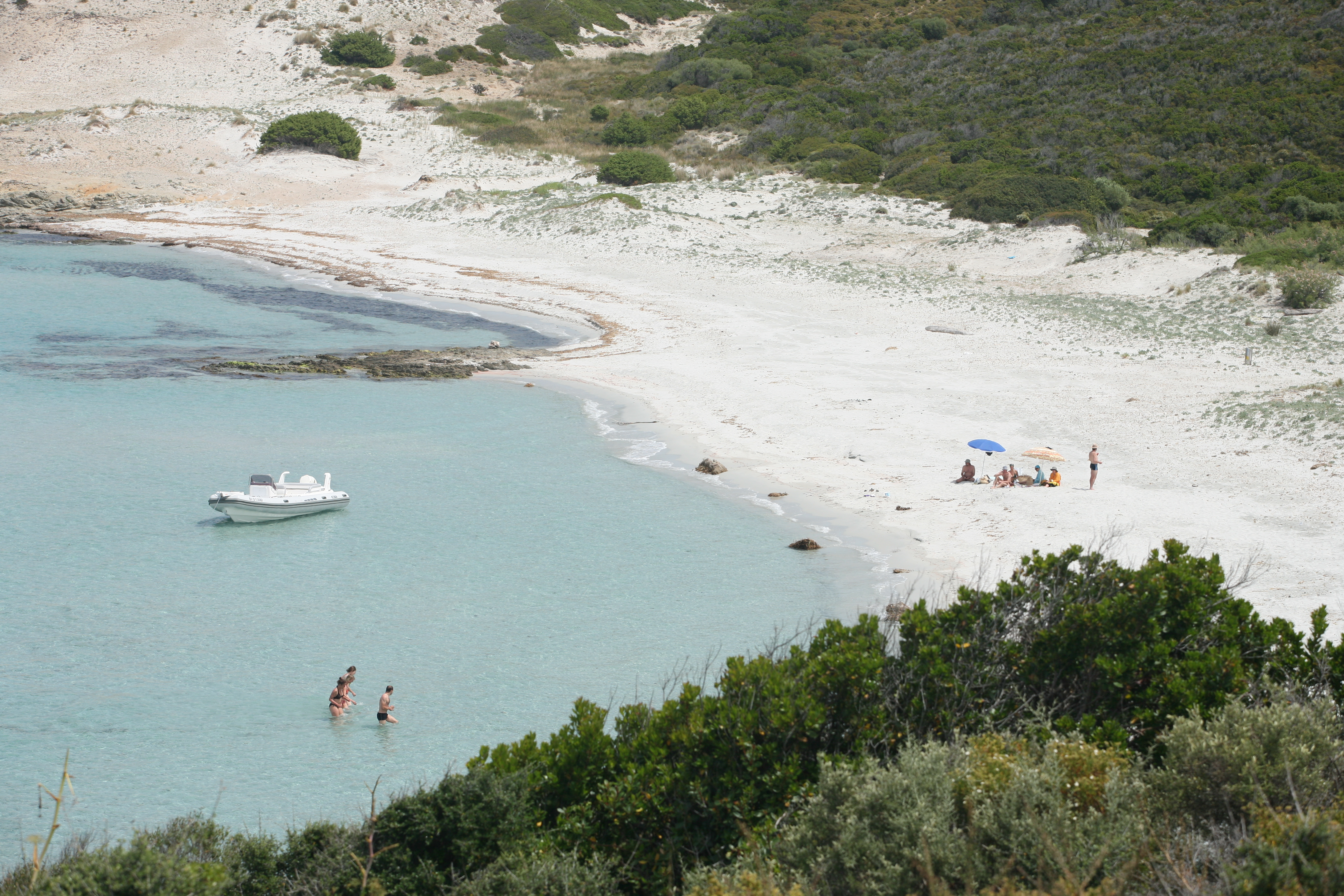 Belle plage aussi dans l'Anse de la Mortella...