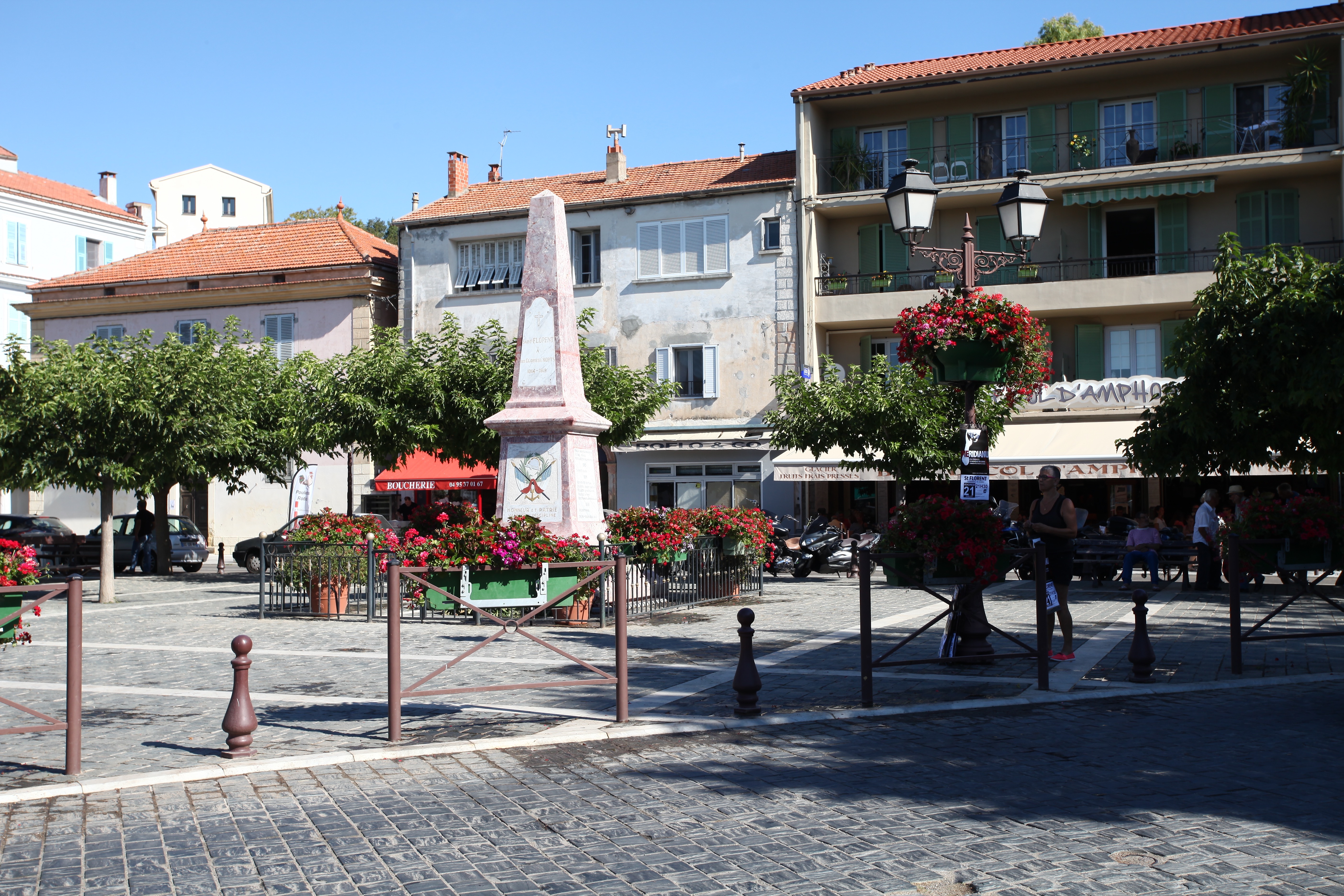 Sur la place du village, l'incontournable monuments au morts. 
