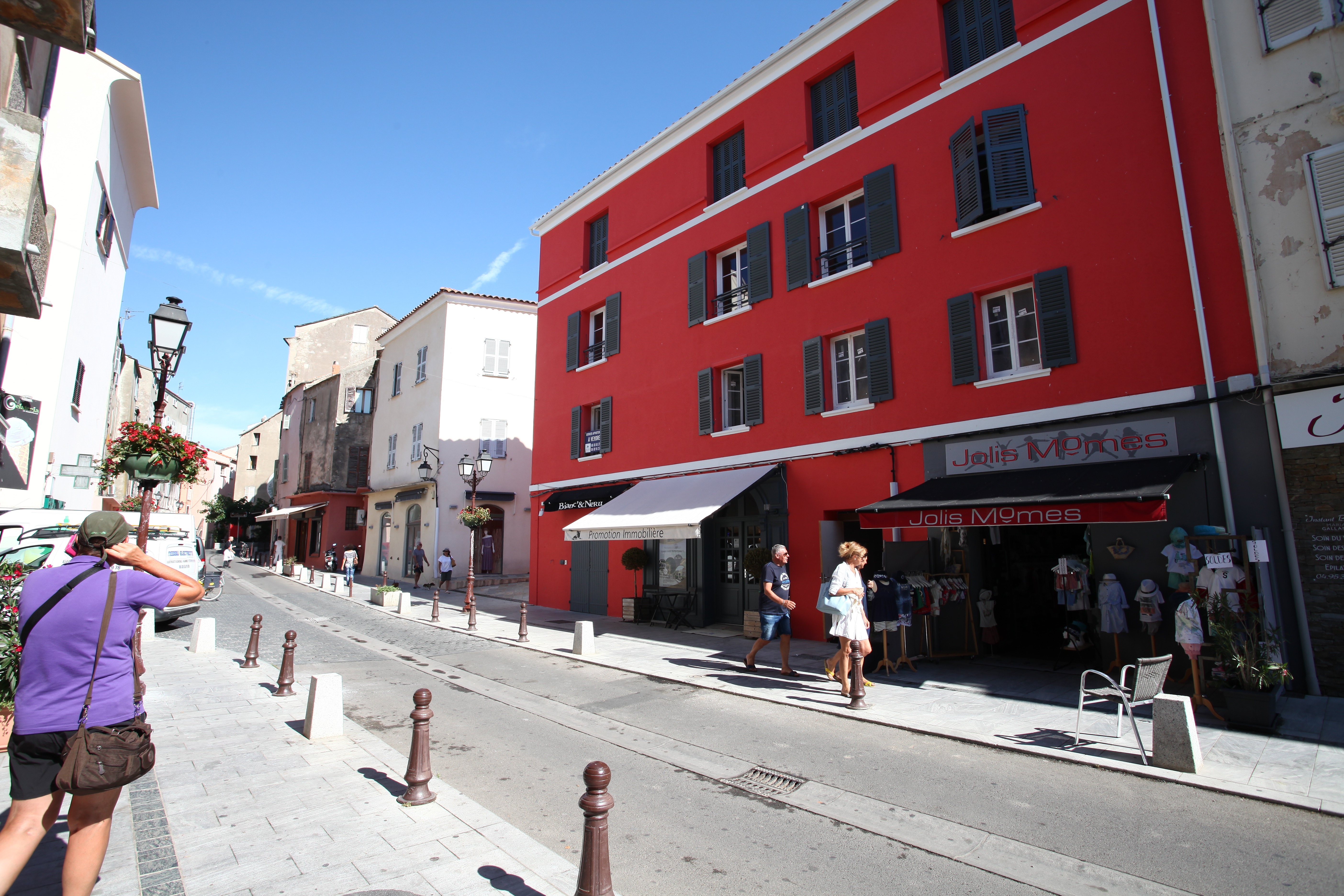 Une rue proche du port avec ses boutiques de prêt-à-porter.