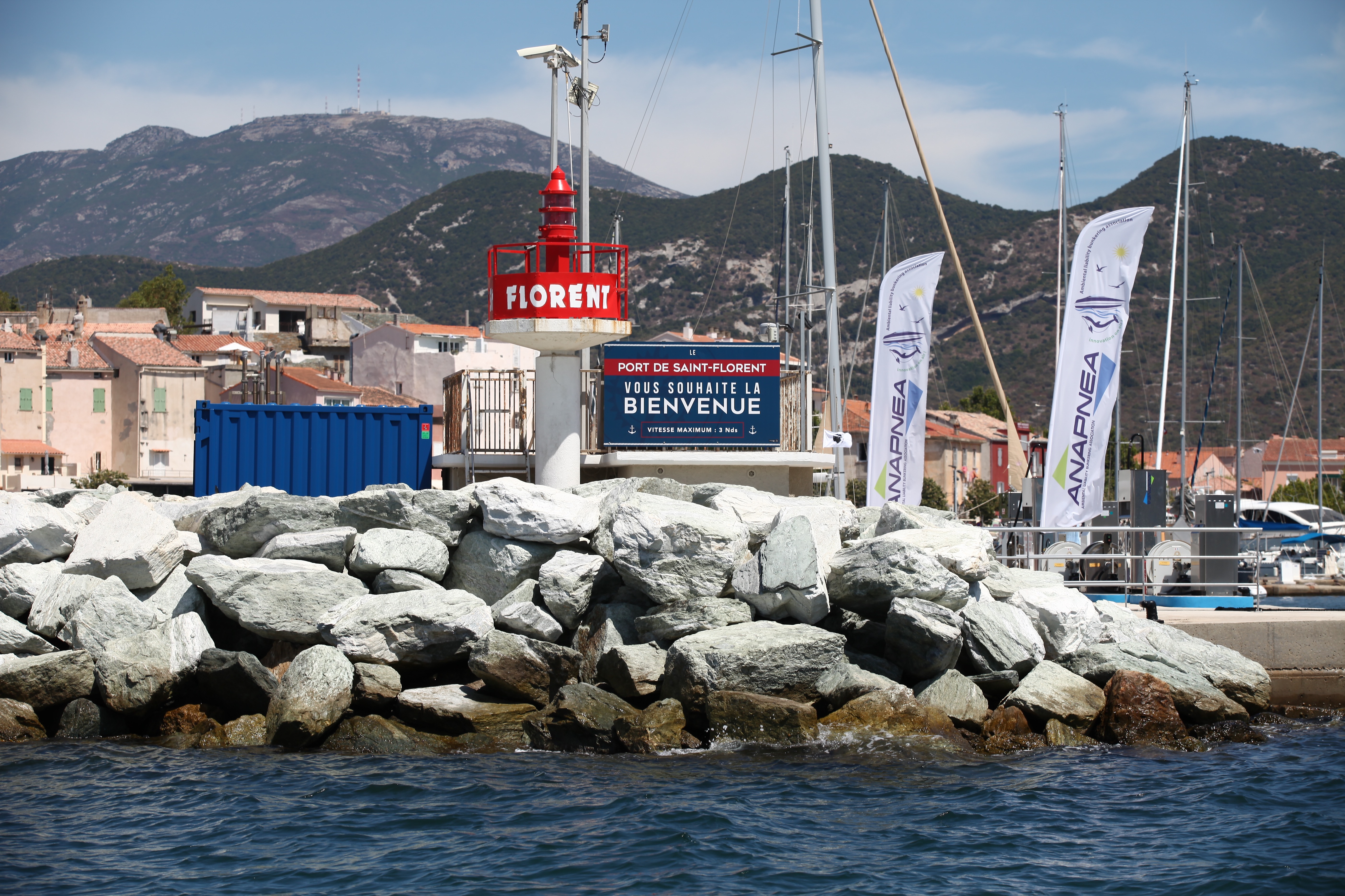 Le feu bâbord qui signale l'entrée du port de Saint-Florent. 